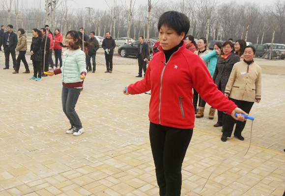 2014年3月7日，公司全體女職工以昂揚的斗志，飽滿的精神狀態(tài)，參加了金魯班集團組織的第一屆趣味運動會，并參與了跳繩、拔河、踢毽子等7個項目的比賽，包攬了踢毽子前三名的傲人戰(zhàn)績，拔河獲第二名。