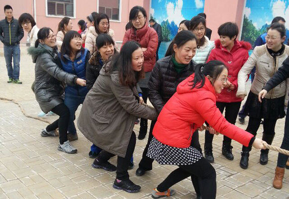2014年3月7日，公司全體女職工以昂揚的斗志，飽滿的精神狀態(tài)，參加了金魯班集團組織的第一屆趣味運動會，并參與了跳繩、拔河、踢毽子等7個項目的比賽，包攬了踢毽子前三名的傲人戰(zhàn)績，拔河獲第二名。